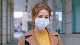 Cazurile de gripă în creștere aduc măsuri și în România! Mai multe spitale din țara noastră au decis purtarea obligatorie a măștii